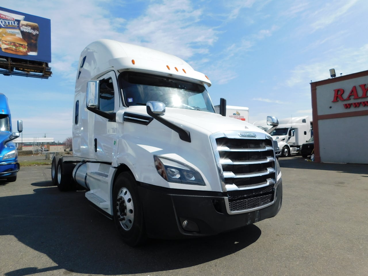2020 FREIGHTLINER CASCADIA Tandem Axle Sleeper #1 2020 FREIGHTLINER CASCADIA Tandem Axle Sleeper #1